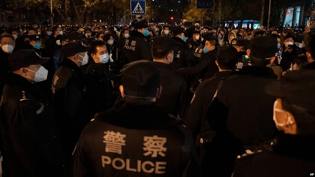 北京警方11月27日堵截不满新冠封控措施而上街抗议的民众