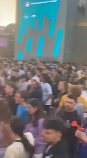 上万球迷涌入CBD观看“澳阿大战”，警方喷洒辣椒水驱散闹事者，多人被捕！现场一片混乱（视频/组图） - 11