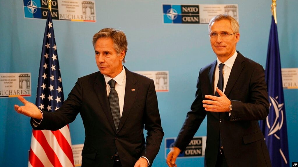 罗马尼亚首都布加勒斯特，美国国务卿安东尼·布林肯（左）与北约秘书长延斯-斯托尔滕贝格在新闻发布会上（2022年11月29日）。