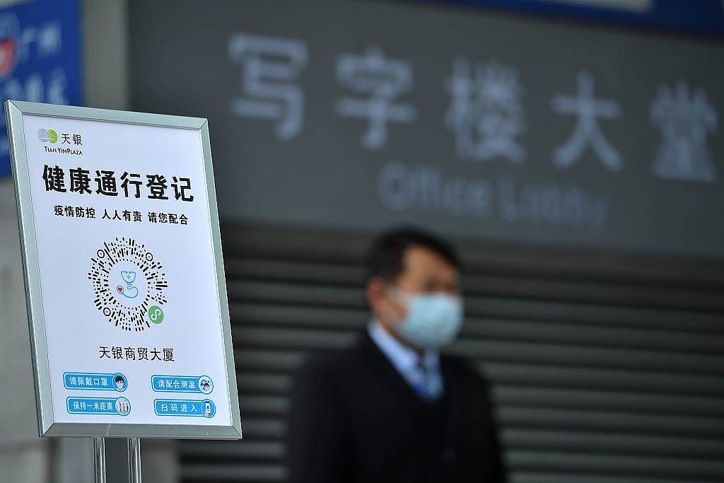 廣州專家：Omicron毒力非常低，按普通感冒儲備藥物即可。圖為2日廣州天河區一幢辦公樓入口的「健康通行登記」提示。（人民視覺）