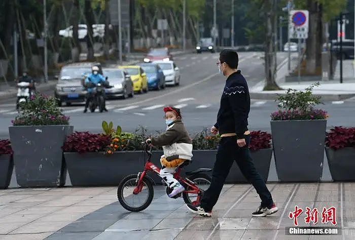 图为重庆南岸区有序恢复生产生活秩序，城市“烟火气”渐归。陈超 摄