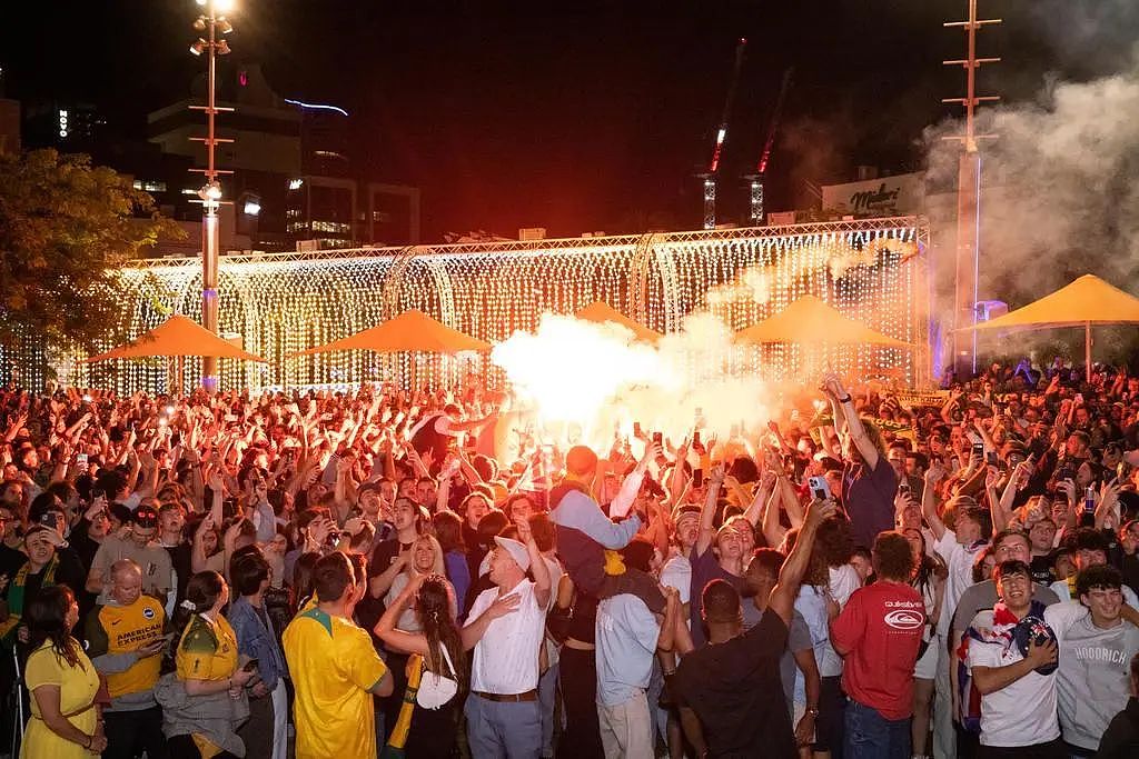火光四射的不眠之夜！珀斯2000名球迷蜂拥北桥观看世界杯，1名闹事者被捕（组图） - 3