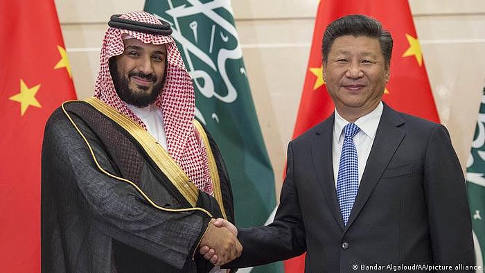 资料图片：2016年沙特王储穆罕默德·本·萨勒曼前往北京访问时与习近平会面