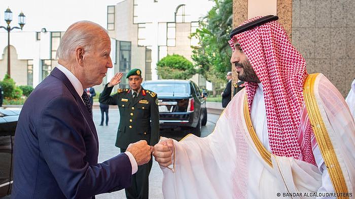 拜登7月访问沙特时与沙特王储碰拳
