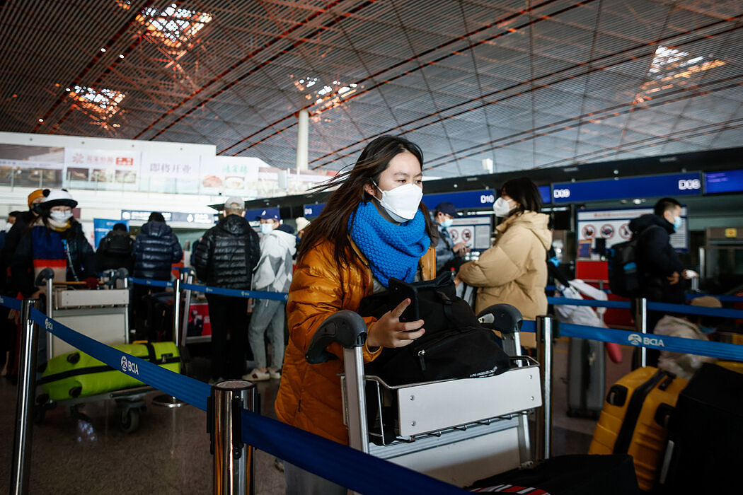 北京首都国际机场排队办理值机的旅客，摄于上周三。