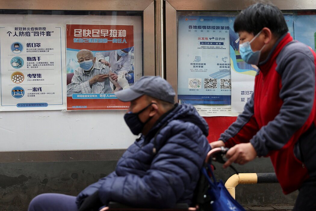 北京街头呼吁老年人接种新冠疫苗的海报，摄于3月。