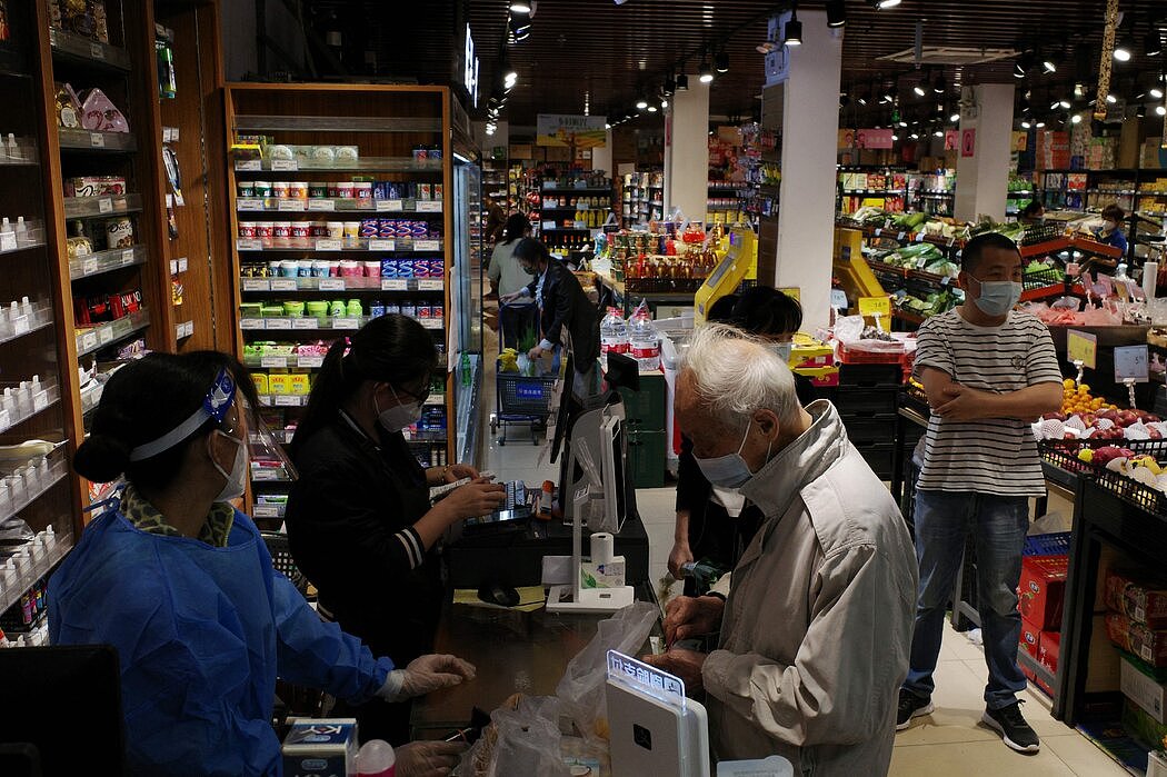 广州海珠区一家超市的购物者，摄于上周三。