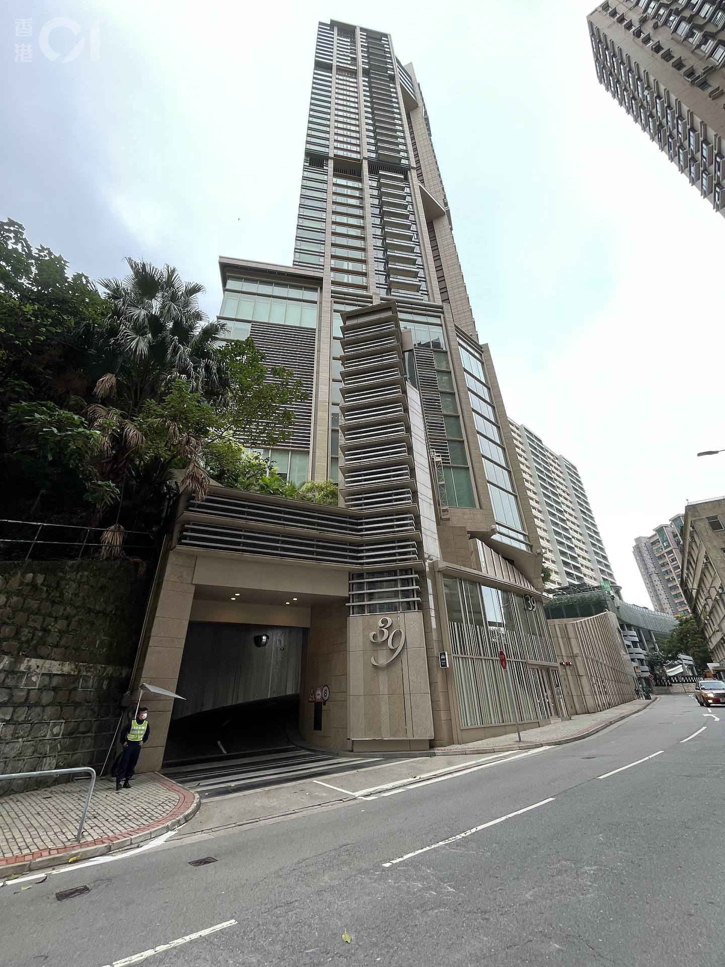 張美蘭及朱立基在港持有總值159億元的多個香港物業，包括四伙市值共8億元的半山豪宅天匯。（香港01記者攝）
