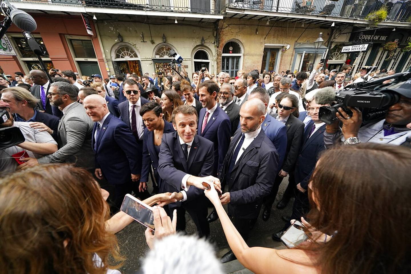 12月3日，访问美国的法国总统马克龙在新奥尔良街头与民众握手。 （AP）