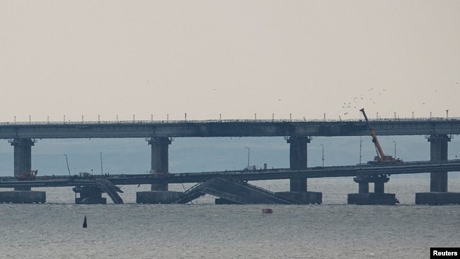 资料照片：视图显示刻赤海峡中因爆炸而受损的克里米亚大桥的一部分。（2022年10月17日）