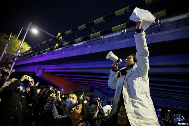 北京民众亮马桥下聚会抗议当局严厉的防疫政策。（2022年11月28日）