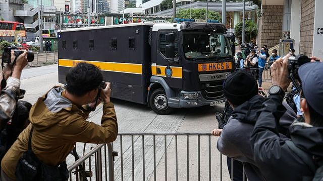 据信接载黎智英的囚车抵达香港高等法院（1/12/2022）