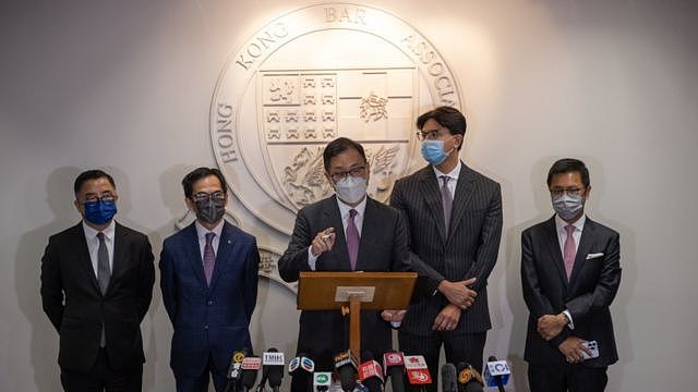 香港大律师公会主席杜淦堃（中）带领理事会见媒体记者（29/11/2022）