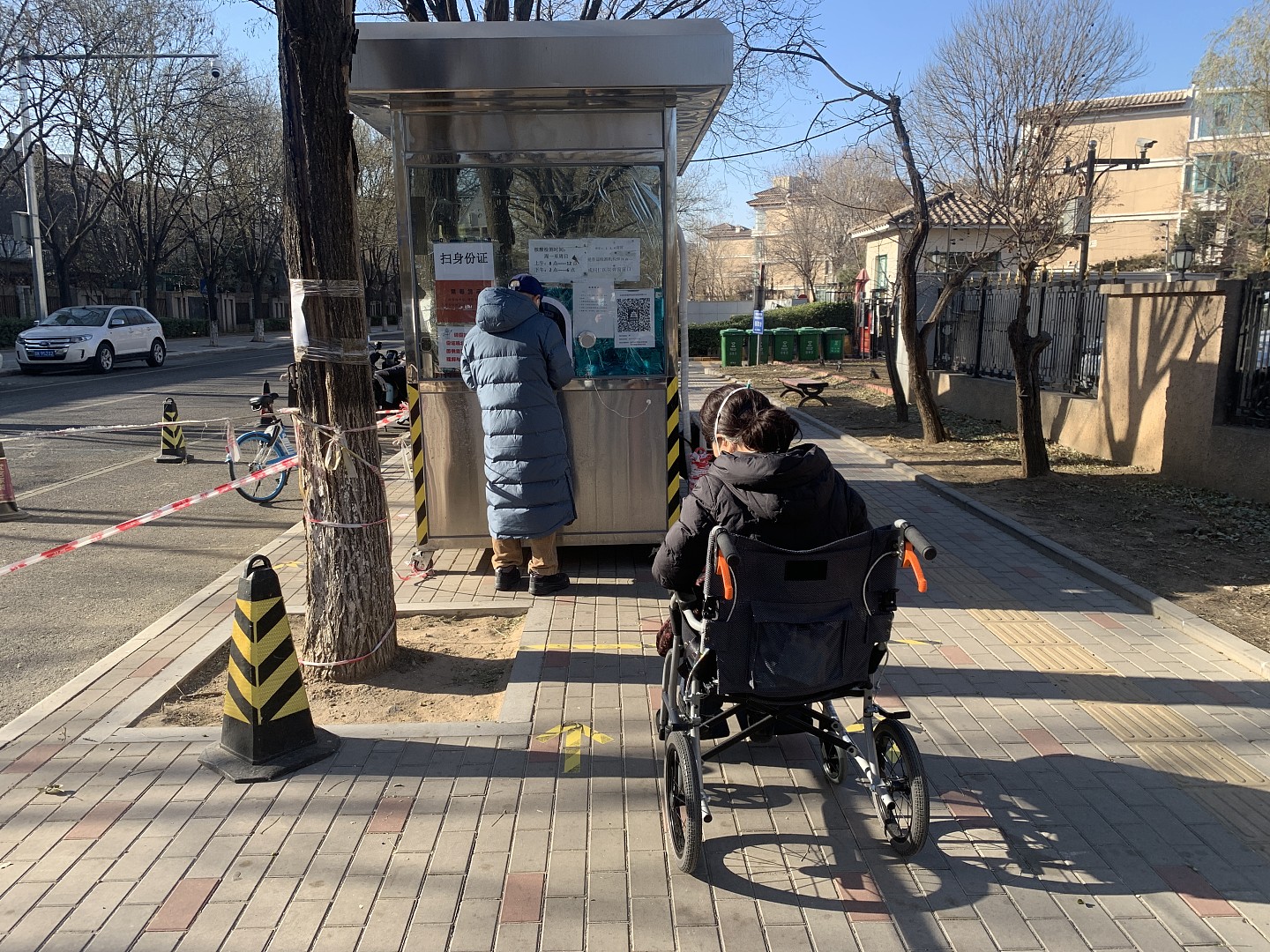 北京市朝阳区一居民坐着轮椅等待核酸筛查（网上截图/古亭提供）
