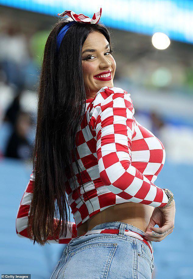 世界杯克罗地亚“最辣球迷”惹关注，生图中满脸油光，肚腩肉乎乎（组图） - 3