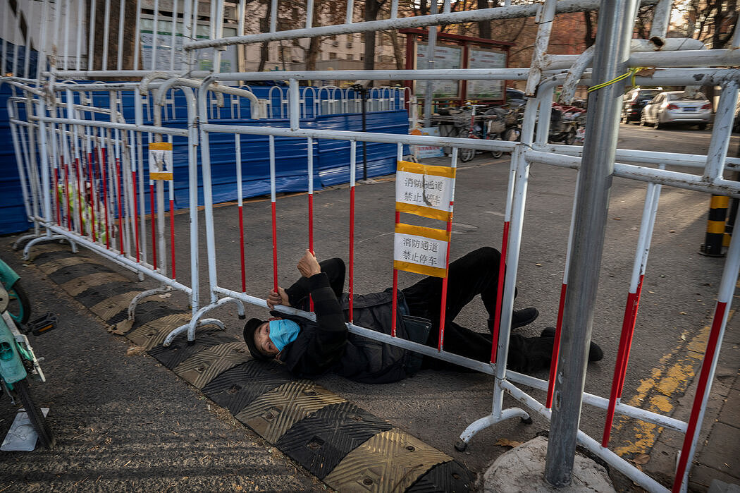 上周末，北京的一位民众试图绕过隔离屏障。抗议活动似乎鼓舞了为数不多但依然可观的民众。
