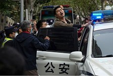 放松防疫加追查抗议者，中国政府双管齐下恢复街头平静（组图）