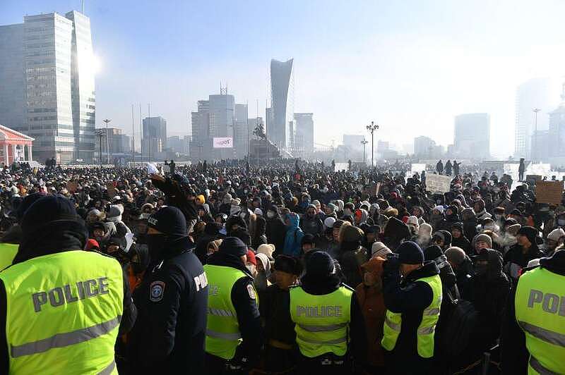 蒙古连续3天爆发大规模抗议，与华有关？中方回应（视频/组图） - 1