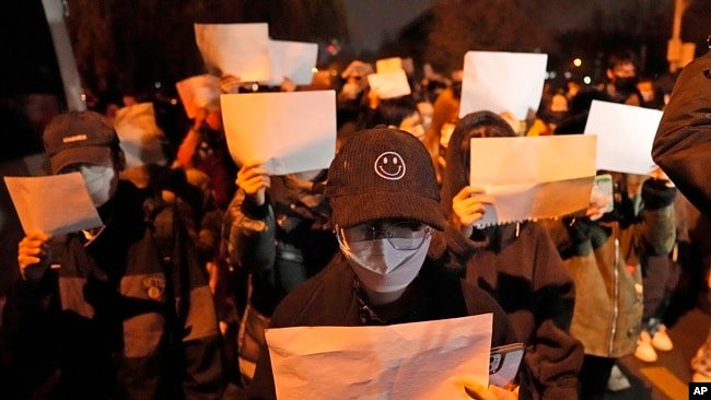 中国北京2022年11月27日出现罕见的反政府示威。（美联社）