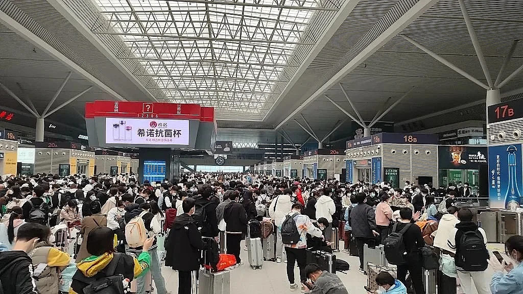 2022年11月23日，郑州高铁东站，大学生们在候车室内候车返乡。图/视觉中国