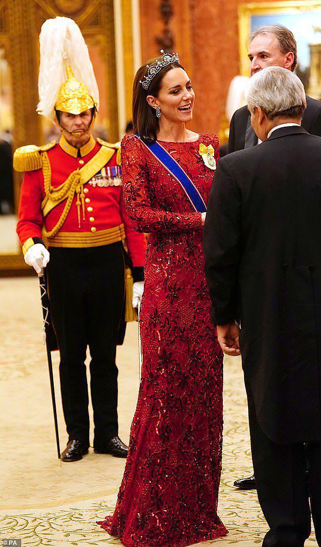 凯特王妃穿新裙闪耀招待会，久违戴“莲花王冠”；卡米拉尽显节俭（组图） - 1