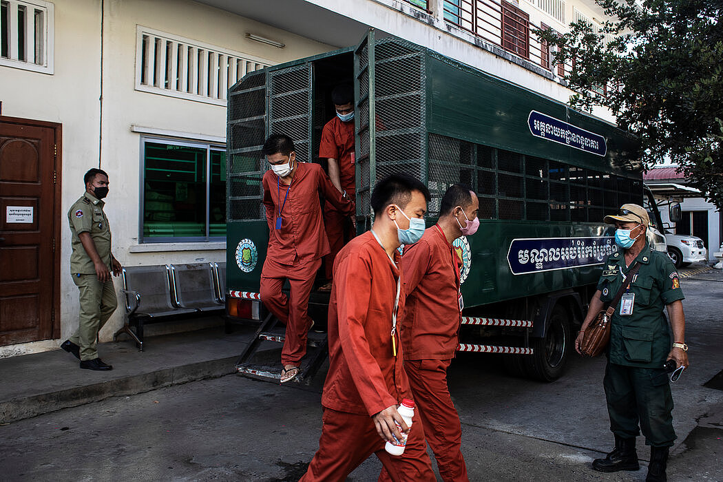 男孩的委托父亲许文军（中）被判处15年有期徒刑。与许多在柬埔寨参与代孕的人一样，他被指控人口贩卖罪。