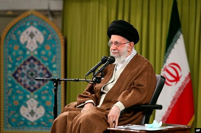 伊朗最高领导人哈梅内因在德黑兰举行的一个会议上讲话。（2022年11月26日）