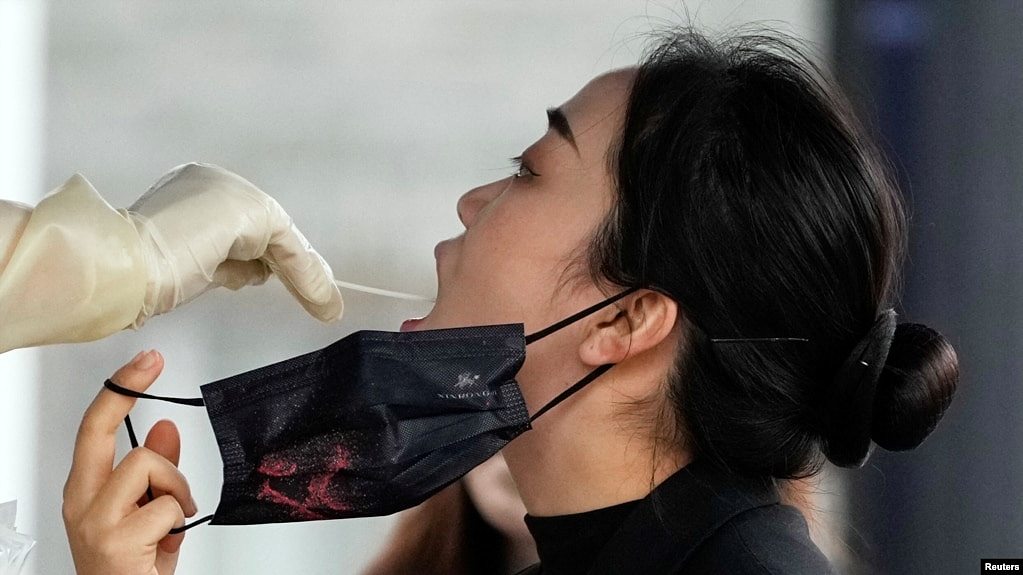 一名上海女子在接受新冠核酸检测。（2022年12月7日）