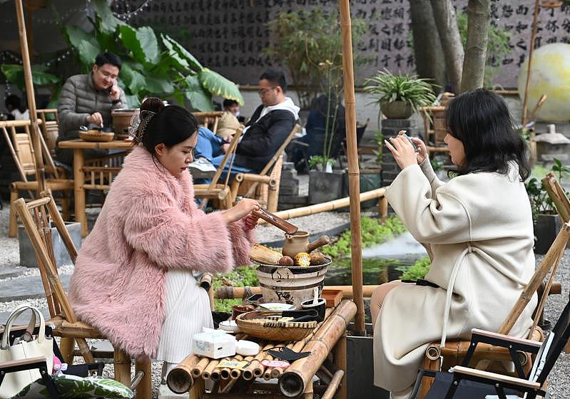 12月7日，四川成都，市民在茶馆里拍照打卡。 中新社