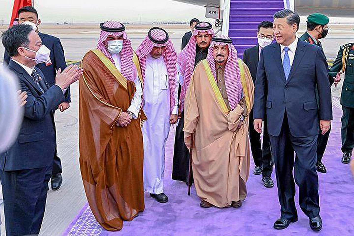 中国领导人习近平2022年11月7日在沙特阿拉伯首都利雅得会见当地官员(Saudi Press Agency via AP)