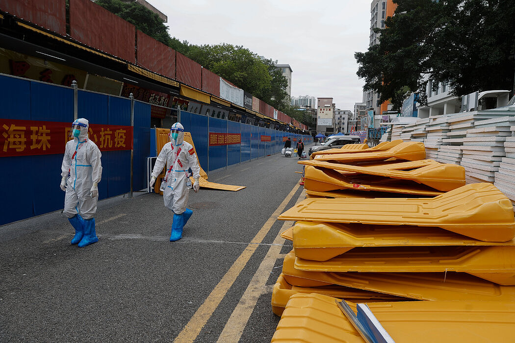 当局放松新冠病毒防控措施后，广州拆除路障，摄于上周五。