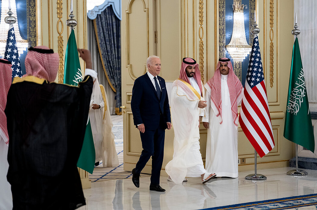 拜登总统在7月会见了沙特王储穆罕默德·本·萨勒曼，与他碰拳问好。
