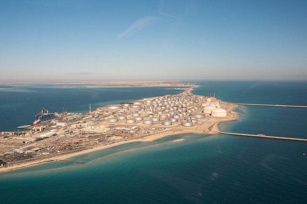 沙特阿拉伯的原油和成品油油库，以及拉斯坦努拉海港。摄于2018年。