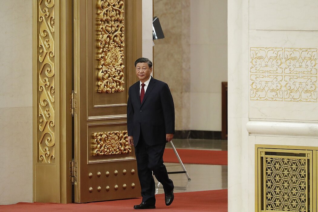 中国领导人习近平在北京人民大会堂。他将前往沙特阿拉伯进行为期三天的访问。