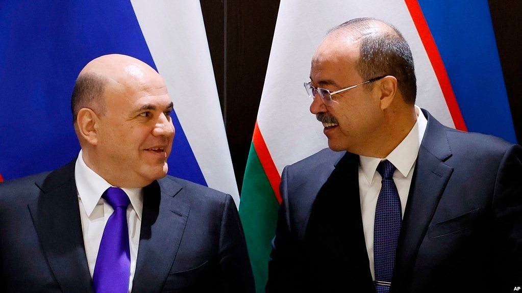 俄罗斯总理米舒斯京(左)与乌兹别克斯坦总理阿里波夫(右)在撒马尔罕共同参加活动。(2022年12月2日)