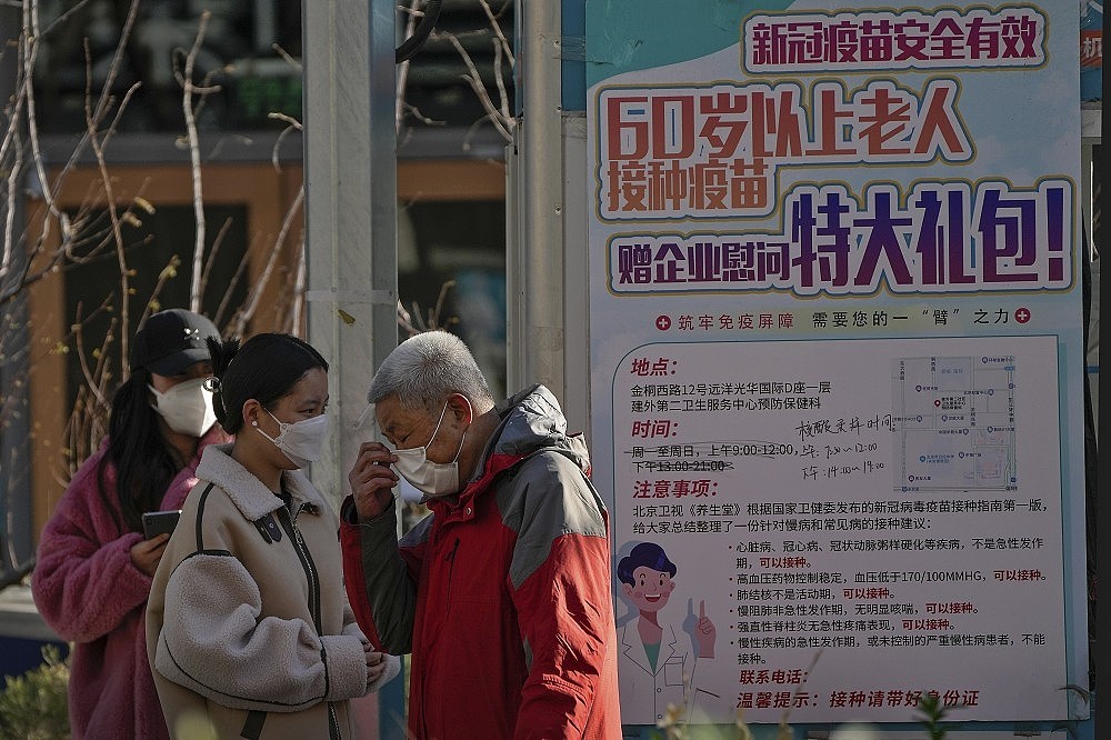 中国开始松绑防疫措施，但包括疫苗接种率以及重症照护能量仍然不足。 （美联社）