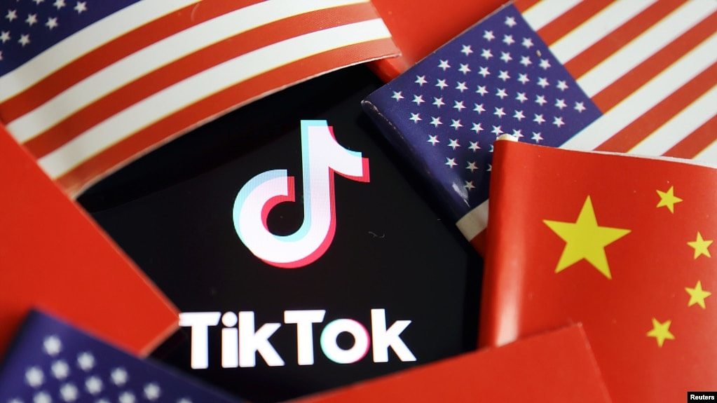 在中国和美国旗帜中的TikTok标识