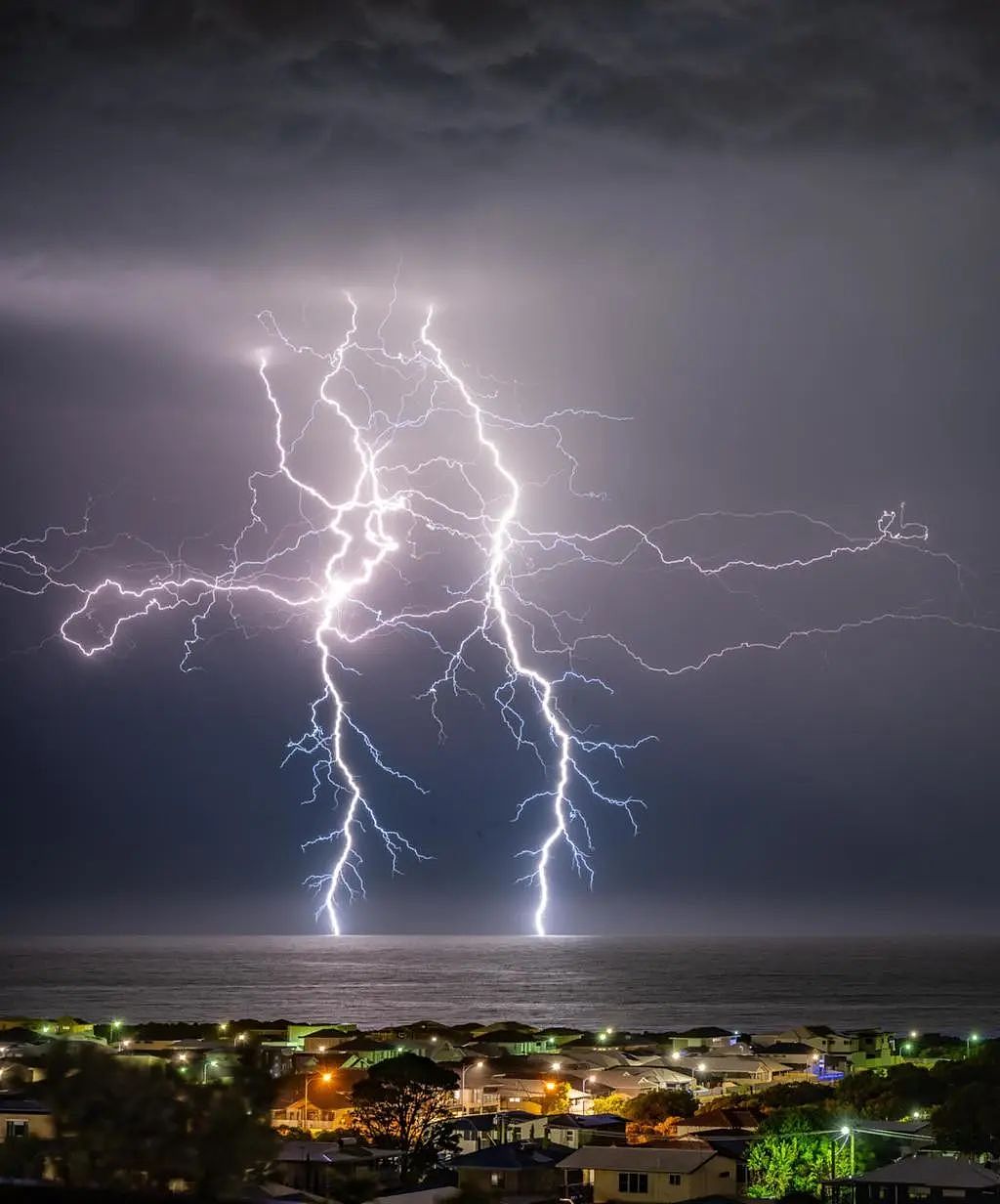 昨晚西澳上演“闪电秀”，32万次雷击劈开天空，摄影爱好者们大饱眼福（组图） - 2