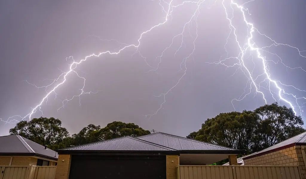昨晚西澳上演“闪电秀”，32万次雷击劈开天空，摄影爱好者们大饱眼福（组图） - 5