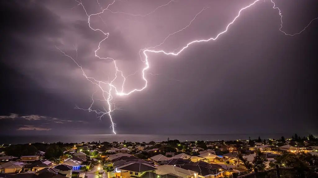 昨晚西澳上演“闪电秀”，32万次雷击劈开天空，摄影爱好者们大饱眼福（组图） - 6