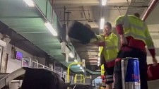 墨尔本机场搬运工乱扔乘客行李，视频抖音疯传！涉事员工被开除（视频/组图）