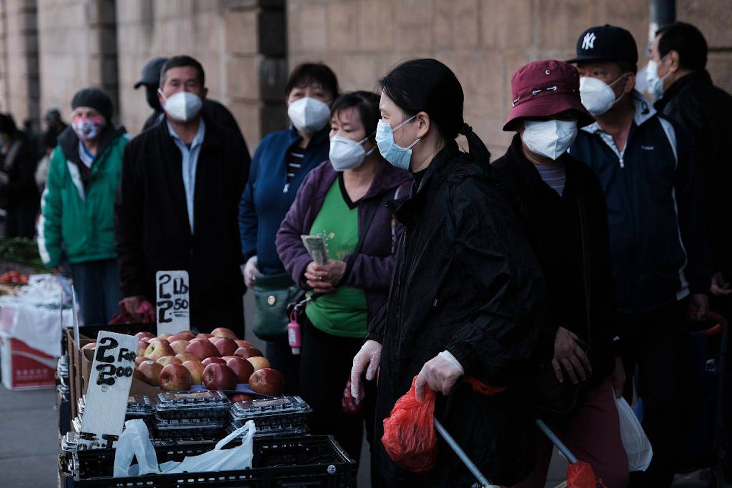 圖為2021年3月23日紐約市中國城的街道。自疫情開始以來，中國城一直是受影響最嚴重的社區之一，有數百個工作崗位流失和企業關閉。(Getty Images)