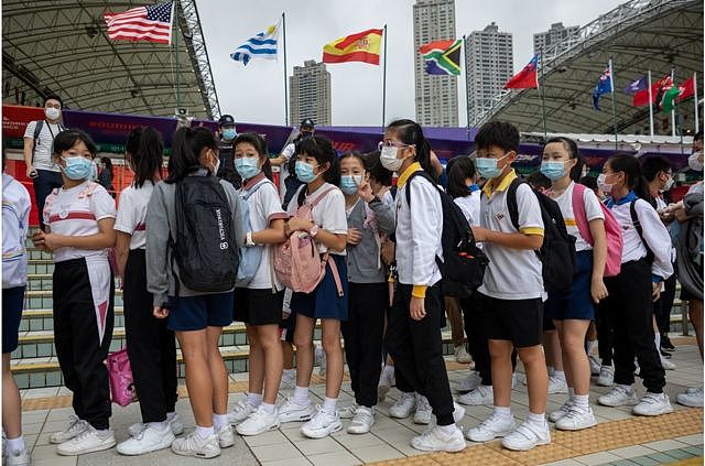 11月4日，七人榄球赛球迷和学童站在香港大球场外准备入场观赛。