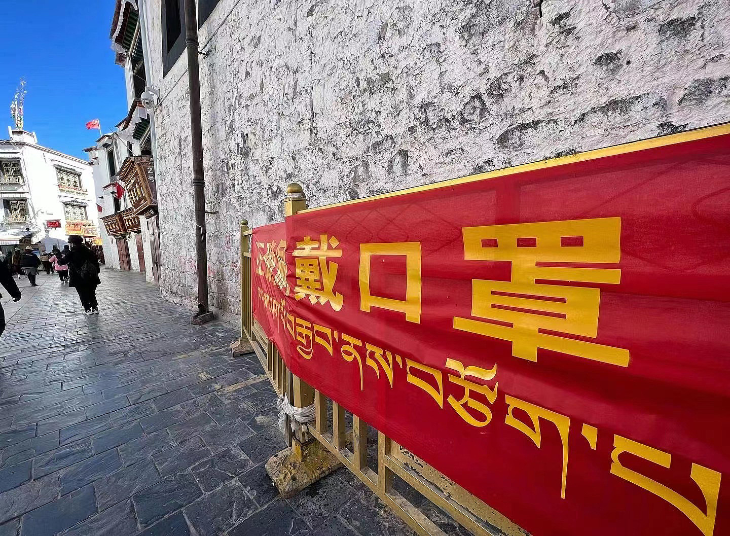 西藏首府拉萨街头，当局呼吁民众戴口罩。（网上截图/古亭提供）