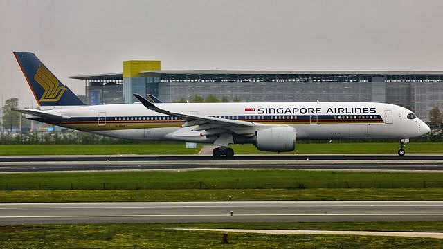 一架新加坡航空空中客车350-941客机在荷兰阿姆斯特丹斯希普霍尔机场滑行（3/5/2022）
