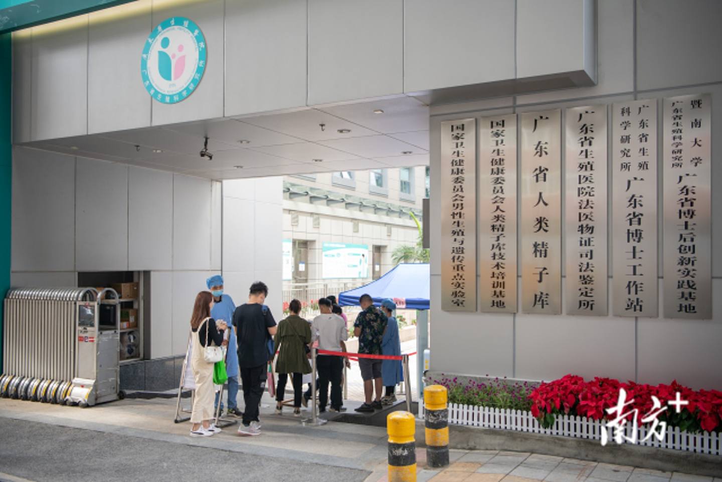 广东省生殖医院自三孩政策发布后，接到关于三孩生育需求患者的数量逐月增加，惟目前未见井喷现象。 （南方+）