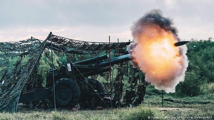 2022年8月美国制造的155毫米榴弹炮在台湾澎湖群岛的演习中开火
