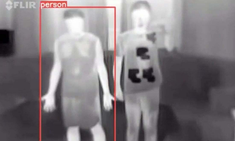中国武汉大学计算机学院日前研发一款隐身外套，穿上之后可以躲避中国人脸识别监测。 图片中身穿隐身外套的人没有被监视器侦测到，因此身上没有红色框框。 （图取自微博）