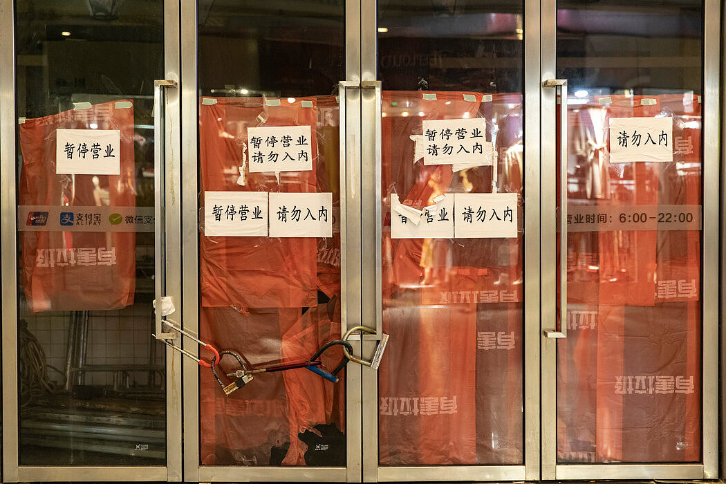 上海一个火车站里关门的餐馆。中国的酒店在过去三年里几乎空无一人，因为许多城市对外来者采取了严格的限制措施。