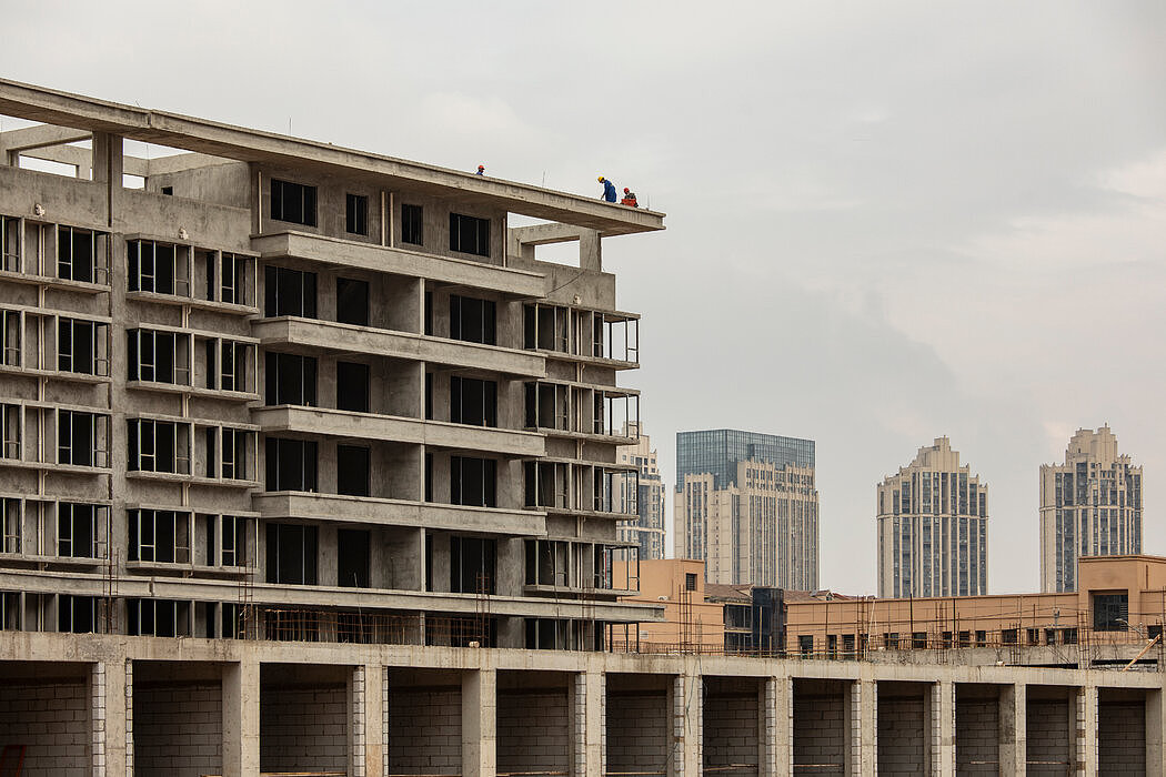 房地产开发商资不抵债和烂尾楼盘的全国性问题打击了中国的房屋销售。